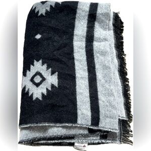 GREAT NORTHERN Black and White Jacquard Patterned Scarf
